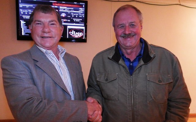 Links wens voorsitter Philip Fourie die President van Agri Wes-Kaap, Cornie Swart geluk nadat Cornie sy lidmaatskapsertifikaat in ontvangs geneem het